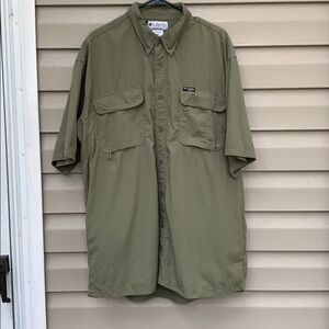 Columbia men’s olive green button front shirt